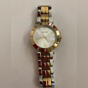 NWOT 2-TONE ROUND LADIES WATCH WITH CRYSTALS